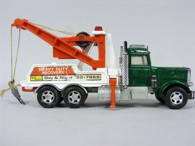 un camion jouet équipé d'une grue à l'arrière