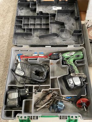 Une visseuse et deux chargeurs HITACHI Adresse : Hôtel des v…