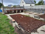 on coule beaucoup de béton dans la cour