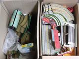 une boîte remplie de livres et d'autres objets