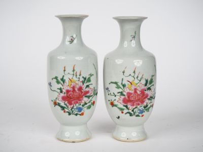 deux vases sur lesquels sont peints des fleurs sur fond blanc