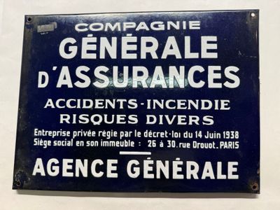 un panneau bleu sur lequel on peut lire « Générale des Assurances : accidents, incendies, risques divers »