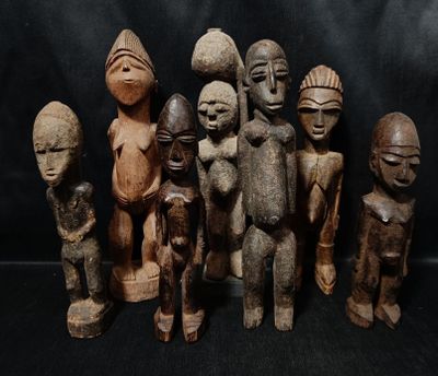Lot de sept statuettes africaines en bois sculpté à figures humaines
