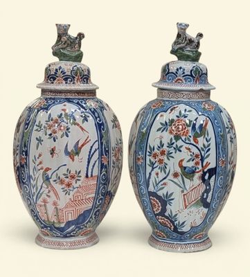 deux vases décorés d'oiseaux et de fleurs