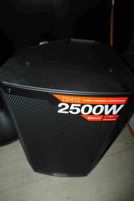 une enceinte posée sur une table