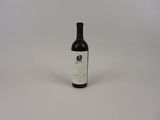 une bouteille de vin posée sur une table