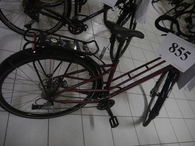un vélo rouge exposé dans un magasin