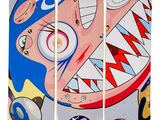 Trois skateboards aux motifs différents sont alignés sur une surface blanche
