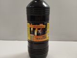 une bouteille contenant un liquide noir posée sur une table