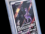 une image d'une carte Pokémon dans un étui en plastique
