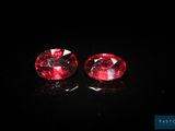une paire de rubis rouges sur fond noir