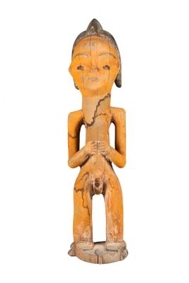 une vieille statue en bois d'un homme avec un chapeau sur la tête