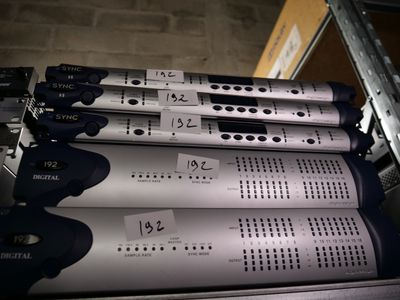de nombreux appareils électroniques empilés les uns sur les autres