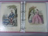 un livre ouvert dont deux pages montrent la photo d'une femme et d'un homme assis sur un banc