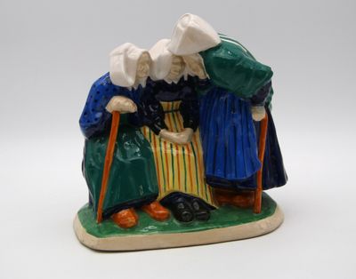 une figurine représentant deux personnes debout l'une à côté de l'autre