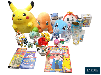 beaucoup de jouets et de livres Pokémon sur la table