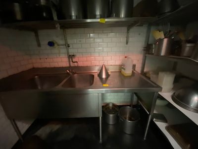 une cuisine avec un évier et une cuisinière