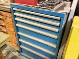 une armoire à outils bleue avec des tiroirs et une boîte rouge