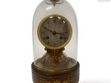 un dôme de verre avec une horloge à l'intérieur