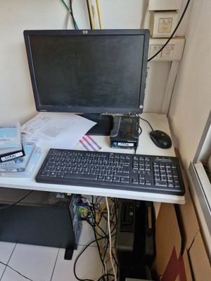 un bureau d'ordinateur équipé d'un clavier et d'un écran