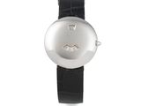 une image d'une montre en gros plan sur fond blanc