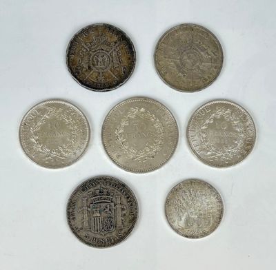six pièces différentes sont disposées en cercle sur une surface blanche