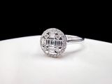 une photo d'une bague en diamant posée sur une assiette blanche