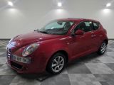la photo d'une voiture rouge garée dans un garage