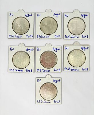 six types de pièces différents sont disposés en rangée sur une surface blanche