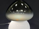 une lampe noire et blanche posée sur une table