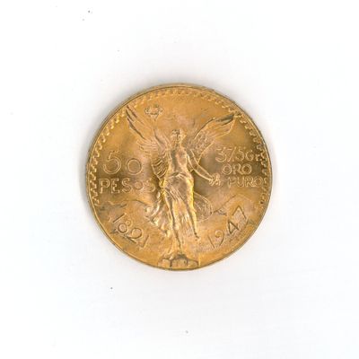 une pièce d'or avec l'image d'une femme dessus