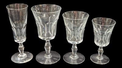 trois verres à pied en verre transparent posés les uns à côté des autres sur une surface noire