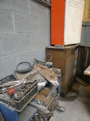Etagère et 2 meubles d'atelier et leur contenu (pièces détac…