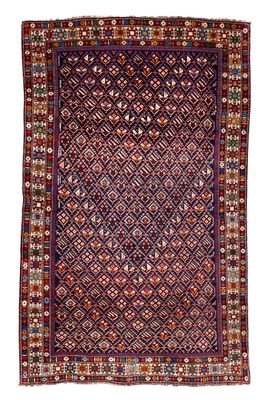 un tapis persan ancien aux motifs géométriques