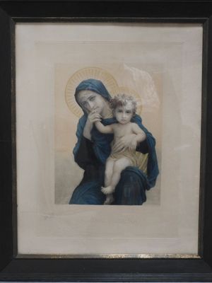 tableau représentant une femme tenant un bébé dans ses bras, dans un cadre noir