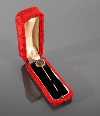 Epingle à cravate en or 14k 585 millièmes ornée d’une répliq…
