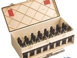 une boîte en bois contenant un jeu d'échecs