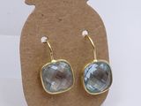 boucles d'oreilles plaquées or, ornées d'une topaze bleue facettée et d'une perle