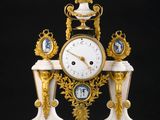 une horloge blanche et or posée sur une table