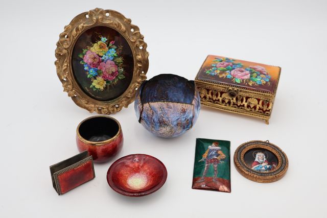 LIMOGES 20ème. ? Lot de 8 émaux dont coffret, vase, plaque… Fauré...