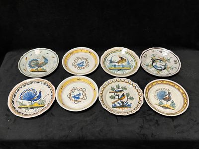 six assiettes ornées de motifs différents, posées sur une surface noire