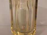 un vase en verre posé sur une table