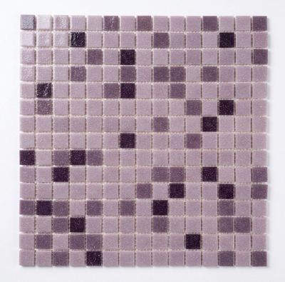 un gros plan sur un carreau de mosaïque violet posé sur une surface blanche
