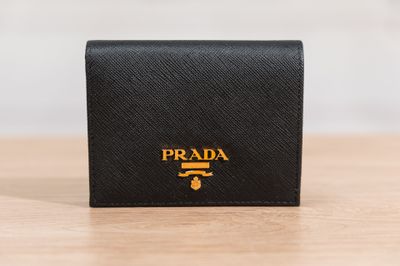 Portefeuille Prada en cuir noir avec logo doré