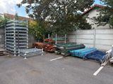 de nombreux rayonnages métalliques dans un parking situé à côté d'un immeuble