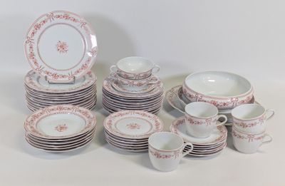 beaucoup d'assiettes et de tasses sur la table