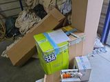 une pile de boîtes posées sur le sol