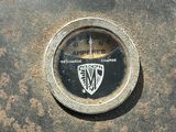 un gros plan d'une horloge sur la façade d'un immeuble