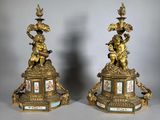 paire de figurines antiques en bronze représentant des chérubins, posées sur des socles
