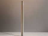 une lampe posée sur une table dans une pièce